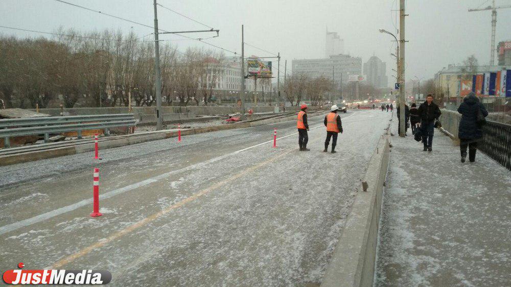  На Макаровском мосту, который откроется через час, рабочие рисуют дорожную разметку. ФОТО - Фото 2