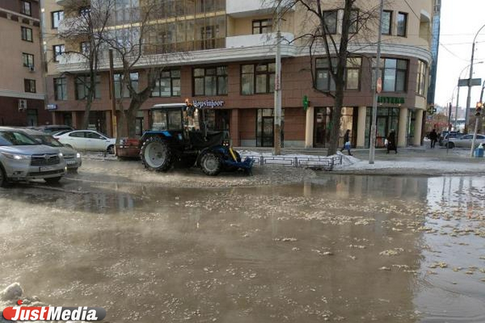 Коммунальщики сообщили, когда разберутся с потопом в центре Екатеринбурга - Фото 2