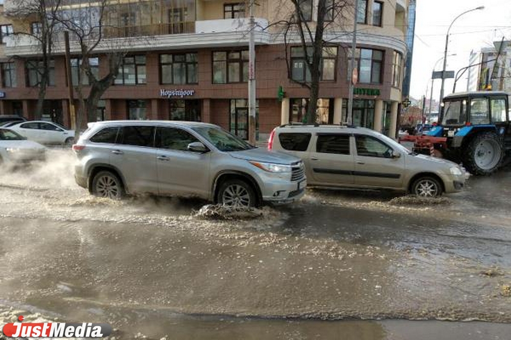 Коммунальщики сообщили, когда разберутся с потопом в центре Екатеринбурга - Фото 4
