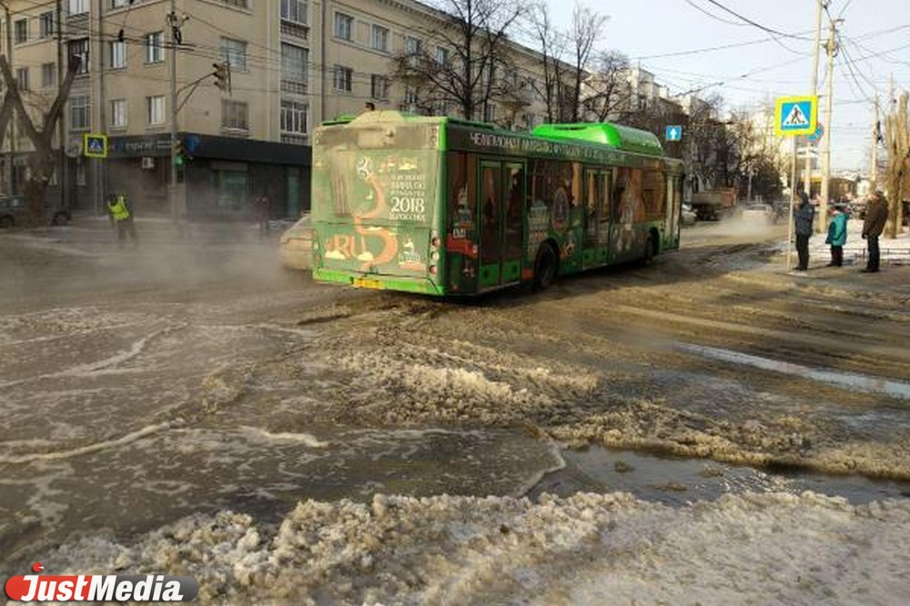 Коммунальщики сообщили, когда разберутся с потопом в центре Екатеринбурга - Фото 6