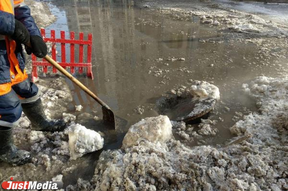 Коммунальщики сообщили, когда разберутся с потопом в центре Екатеринбурга - Фото 7