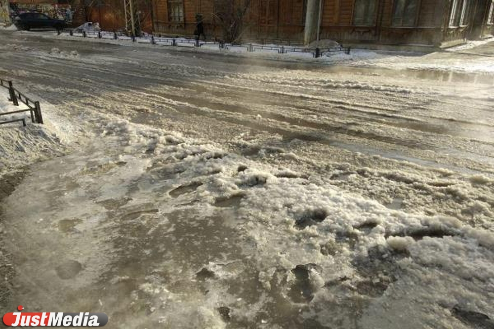Коммунальщики сообщили, когда разберутся с потопом в центре Екатеринбурга - Фото 3