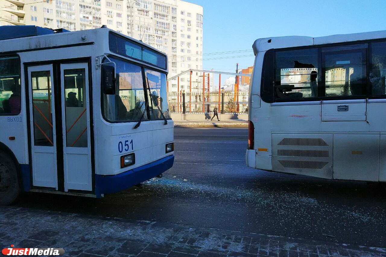 У Центрального стадиона автобус и троллейбус не поделили остановку. ФОТО - Фото 3