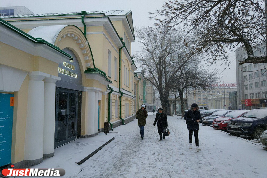 Екатеринбурге вновь накрыло снежным одеялом. ФОТО - Фото 3