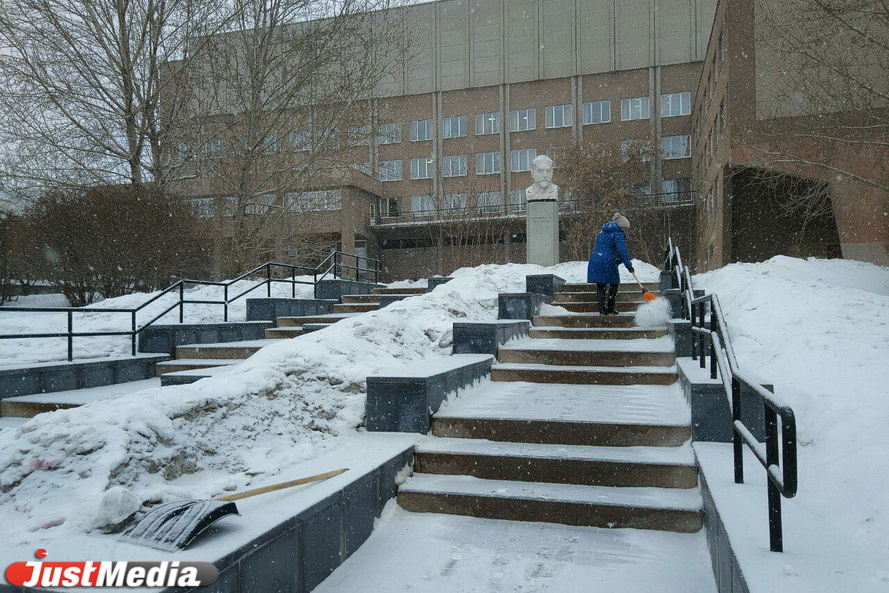 Екатеринбурге вновь накрыло снежным одеялом. ФОТО - Фото 2