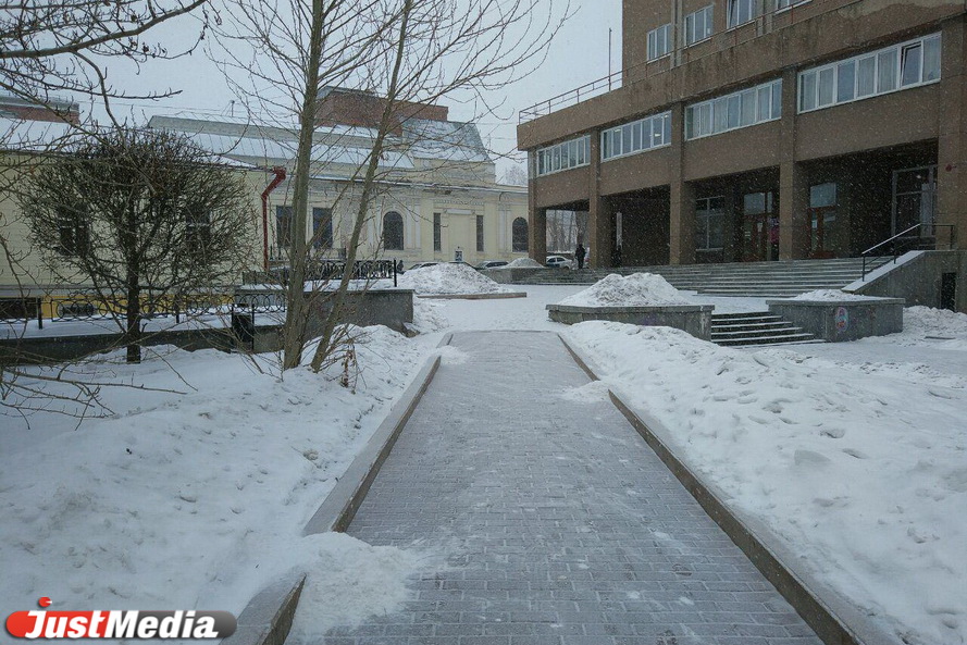 Екатеринбурге вновь накрыло снежным одеялом. ФОТО - Фото 15