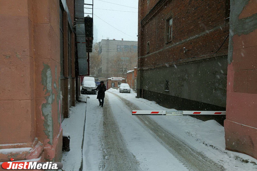 Екатеринбурге вновь накрыло снежным одеялом. ФОТО - Фото 4
