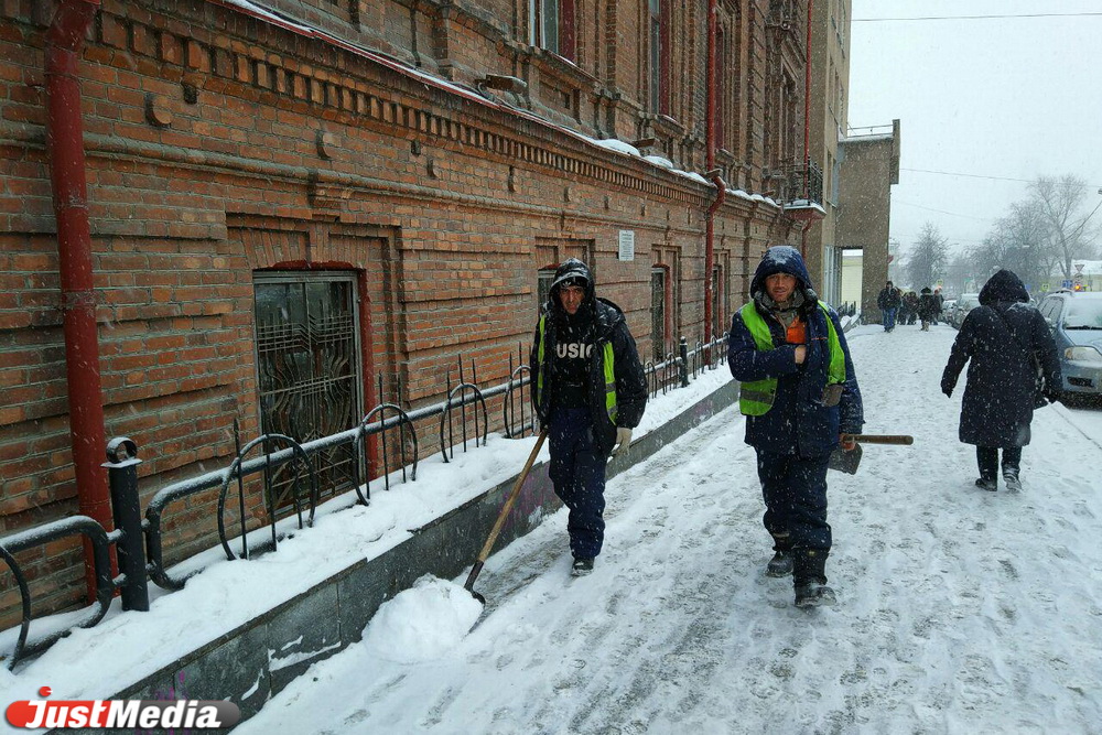 Екатеринбурге вновь накрыло снежным одеялом. ФОТО - Фото 5