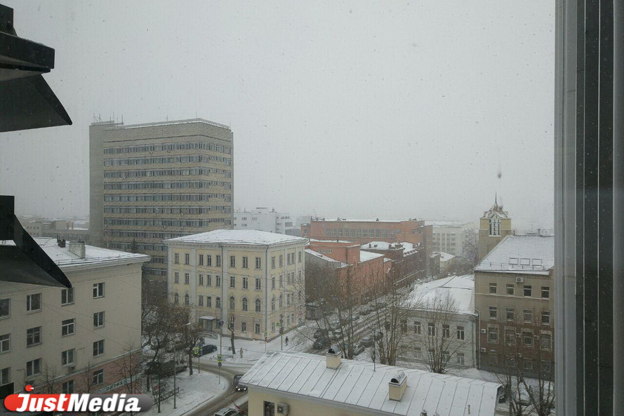 Екатеринбурге вновь накрыло снежным одеялом. ФОТО - Фото 10