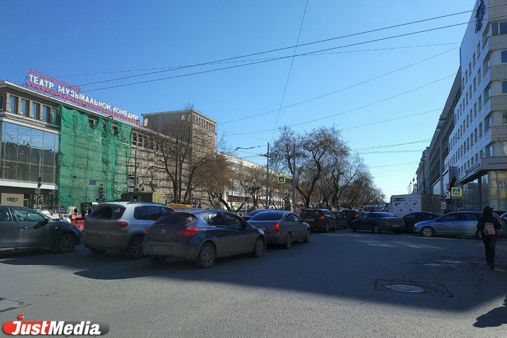 Центр Екатеринбурга встал в пробках из-за водителей, которые не читают новости. ФОТО - Фото 4