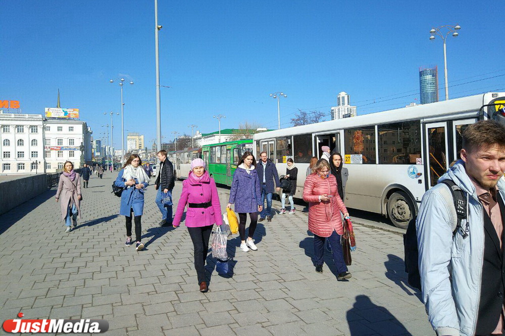 Центр Екатеринбурга встал в пробках из-за водителей, которые не читают новости. ФОТО - Фото 3