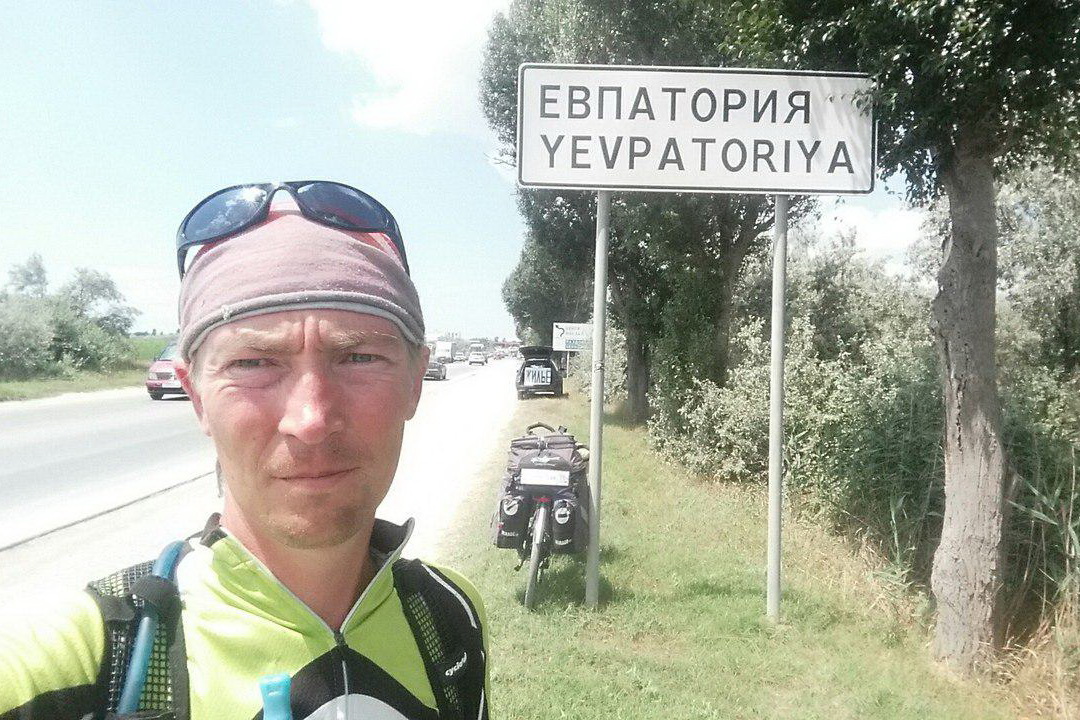 Уралец-авантюрист преодолел на велосипеде 5300 км, чтобы искупаться в Севастополе - Фото 4