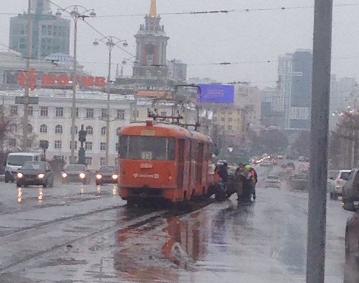 Авария в центре Екатеринбурга парализовала трамвайное движение. ФОТО - Фото 3