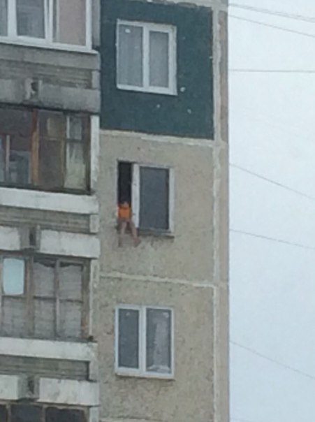 На Синих Камнях, свесив ноги из окна квартиры на восьмом этаже, сидит ребенок - Фото 2