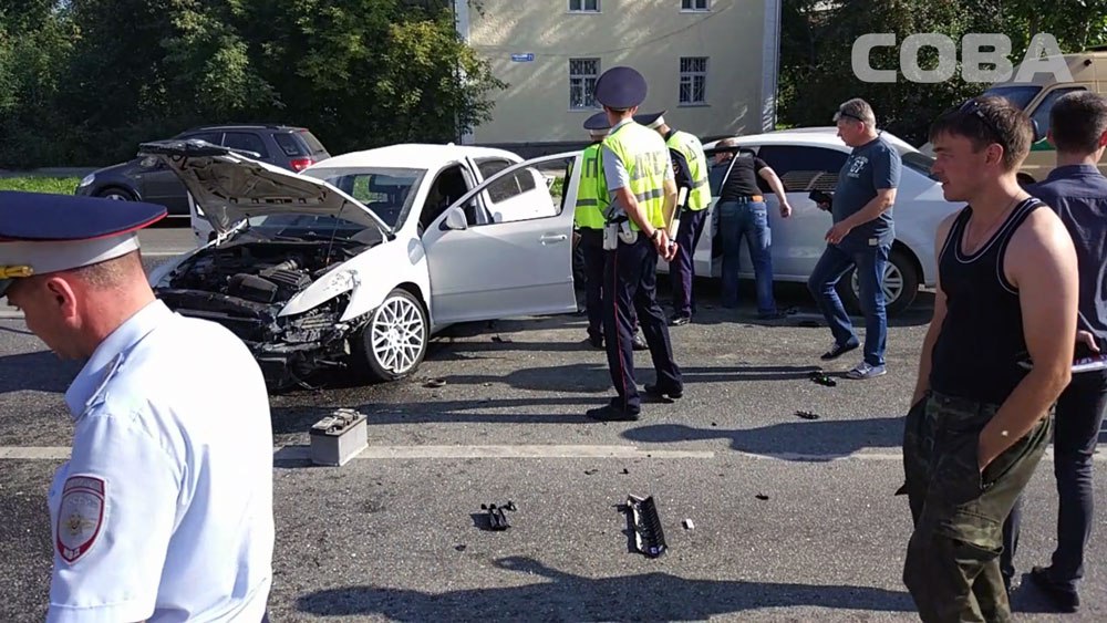 В Екатеринбурге на Машинной Skoda снесла ограждение и врезалась в Volkswagen - Фото 5