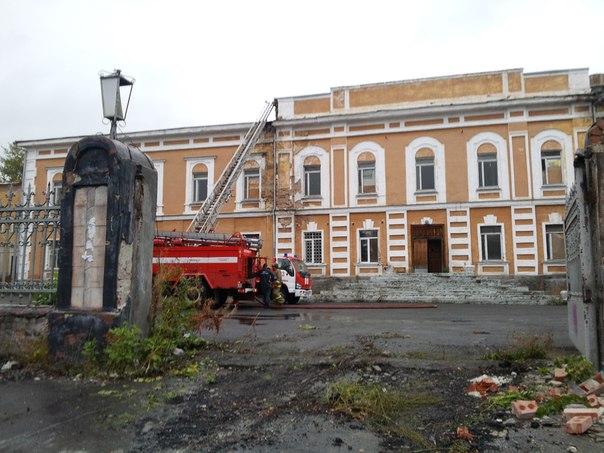 В Екатеринбурге сгорела крыша бывшего штаба войсковой части - Фото 2