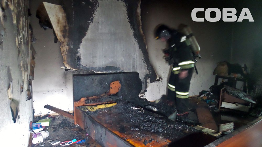 В Екатеринбурге пожарные спасли мужчину из горящей квартиры - Фото 2