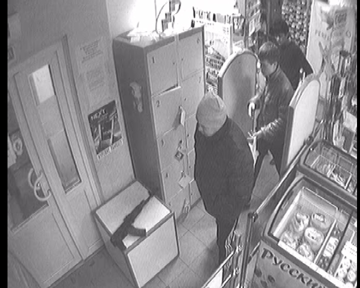 Екатеринбуржец, который ночью отправился за пивом с автоматом в руках, проверяется на причастность к другим преступлениям - Фото 3