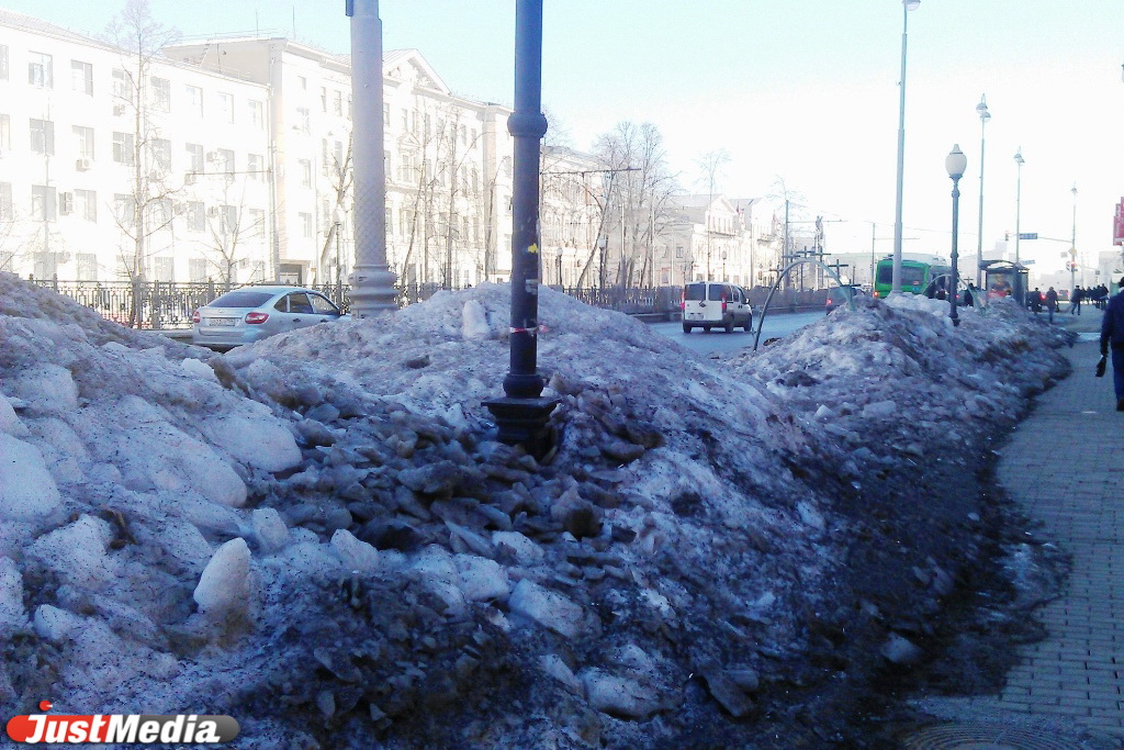 Екатеринбург украсили горы черного снега. Горожане жалуются, что ночами не видят снежные завалы. ФОТО - Фото 7