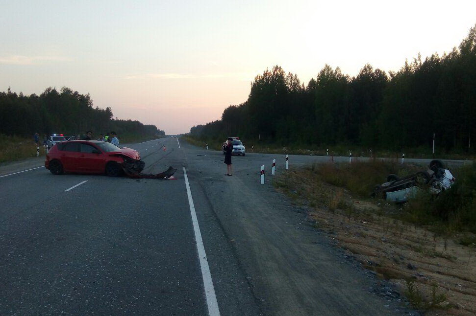На севере Свердловской области после столкновения с Mazda перевернулся Hyundai. ФОТО - Фото 2