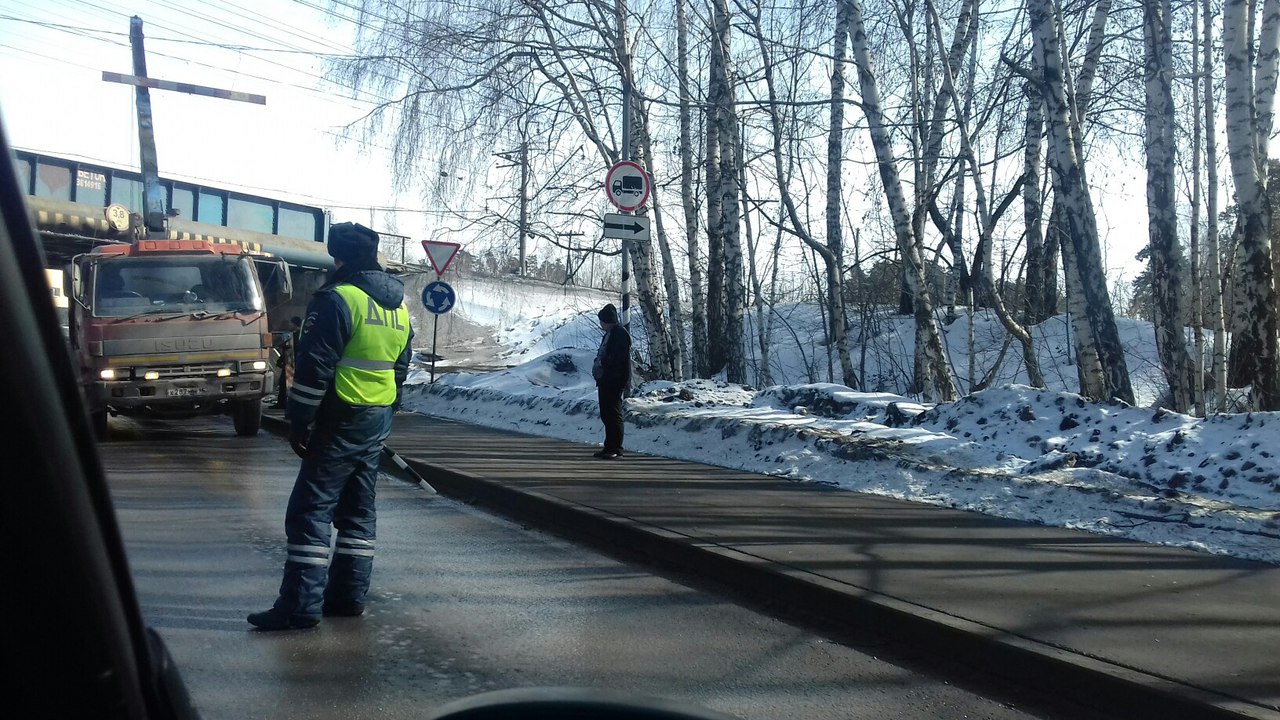  В Екатеринбурге манипулятор врезался в мост и раскидал по дороге железобетонные кольца. ФОТО - Фото 4