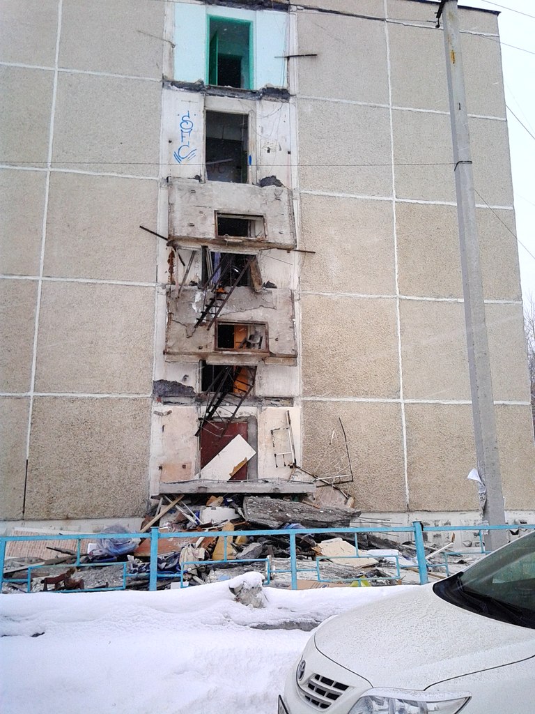 В Среднеуральске рядом со зданием мэрии обрушились балконы общежития. ФОТО - Фото 3