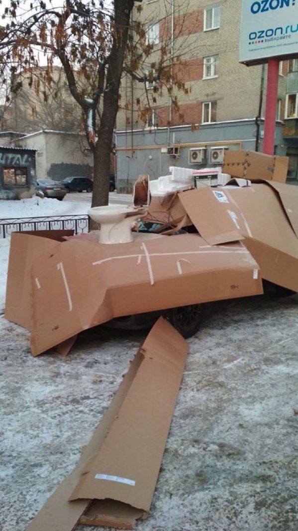 В центре Екатеринбурге неизвестные завалили машину коробками и унитазом - Фото 2