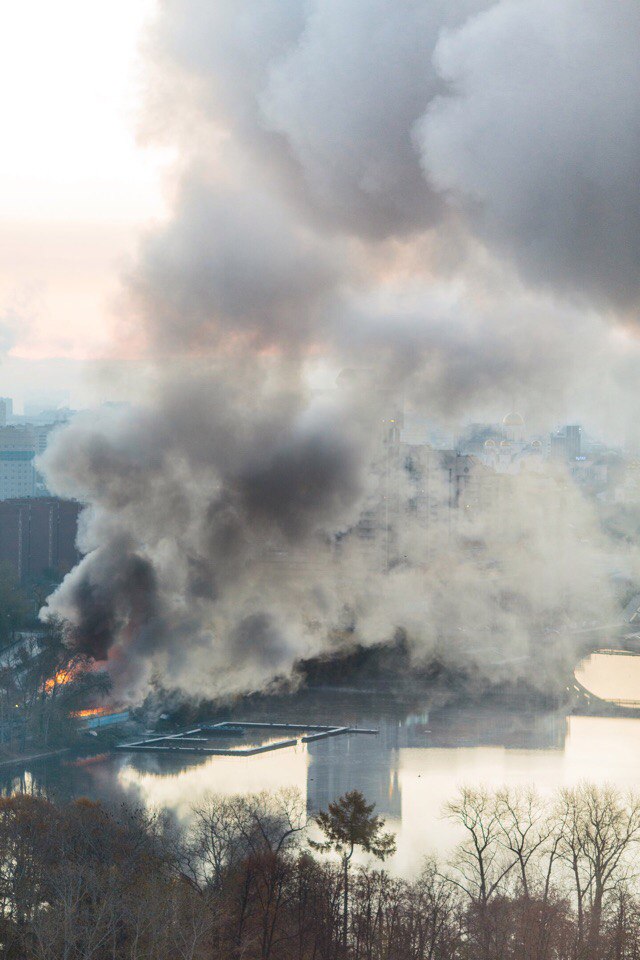 Все в огне: в центре Екатеринбурга горит лодочная станция. ФОТО - Фото 6