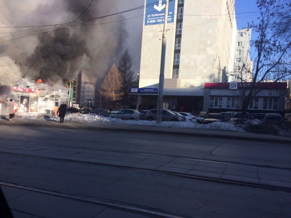 В Екатеринбурге на Куйбышева горит цветочный магазин и кафе. ФОТО - Фото 5