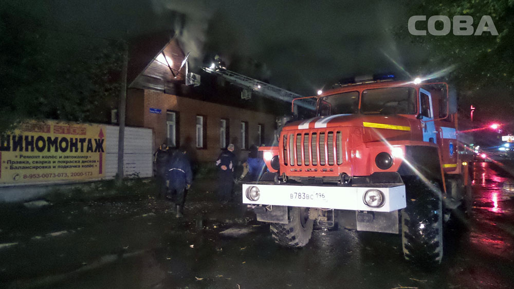 В Екатеринбурге горит офисное здание рядом с заправкой