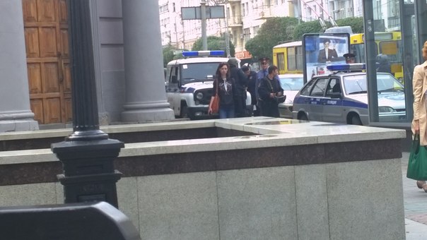 Вооруженные полицейские оцепили здание банка в центре Екатеринбурга - Фото 6