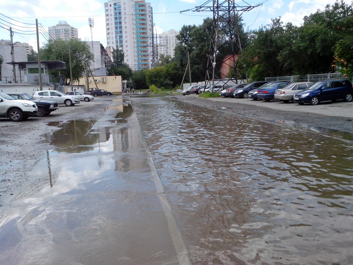 Первые результаты опрессовок в Екатеринбурге: улица Белинского превратилась в мини-аквапарк - Фото 6