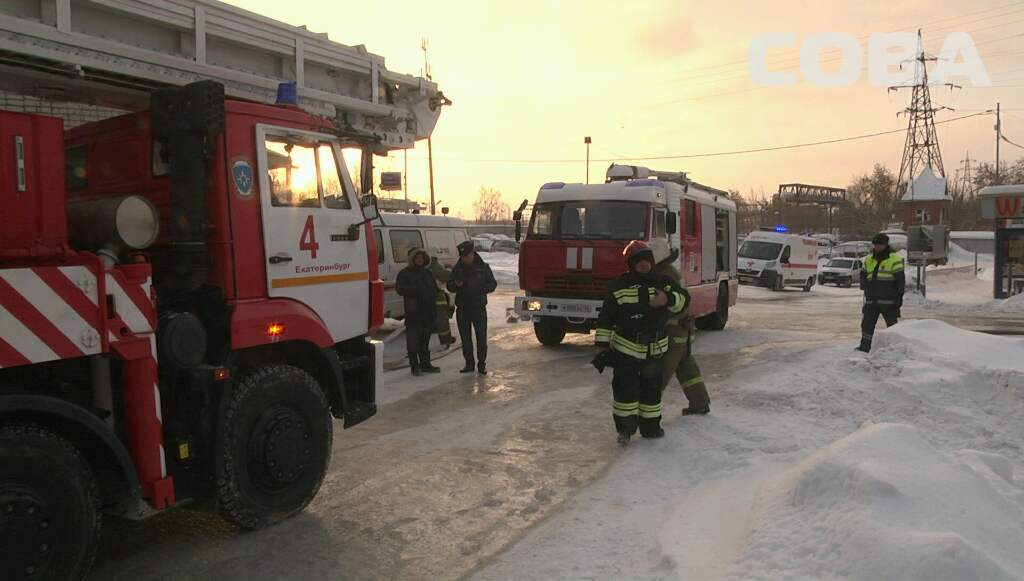 В Екатеринбурге на площади 300 квадратных метров горел четырехэтажный торговый центр. ФОТО - Фото 5