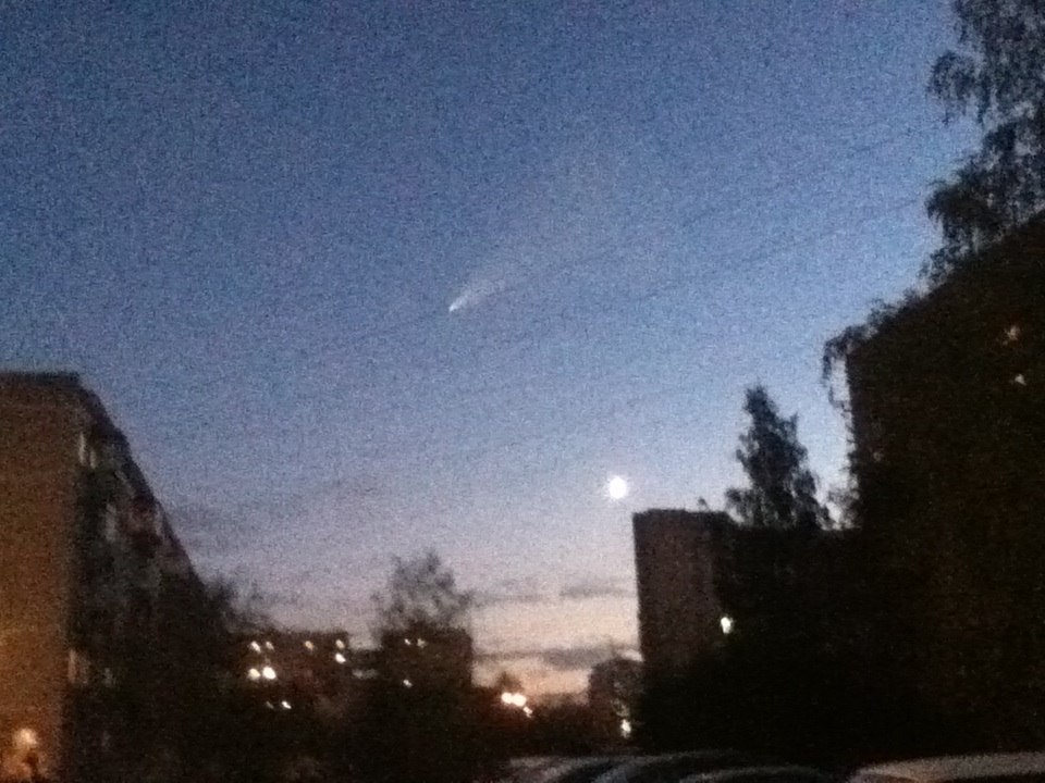 Пользователи социальных сетей сообщают о странном объекте в небе над Екатеринбургом - Фото 3