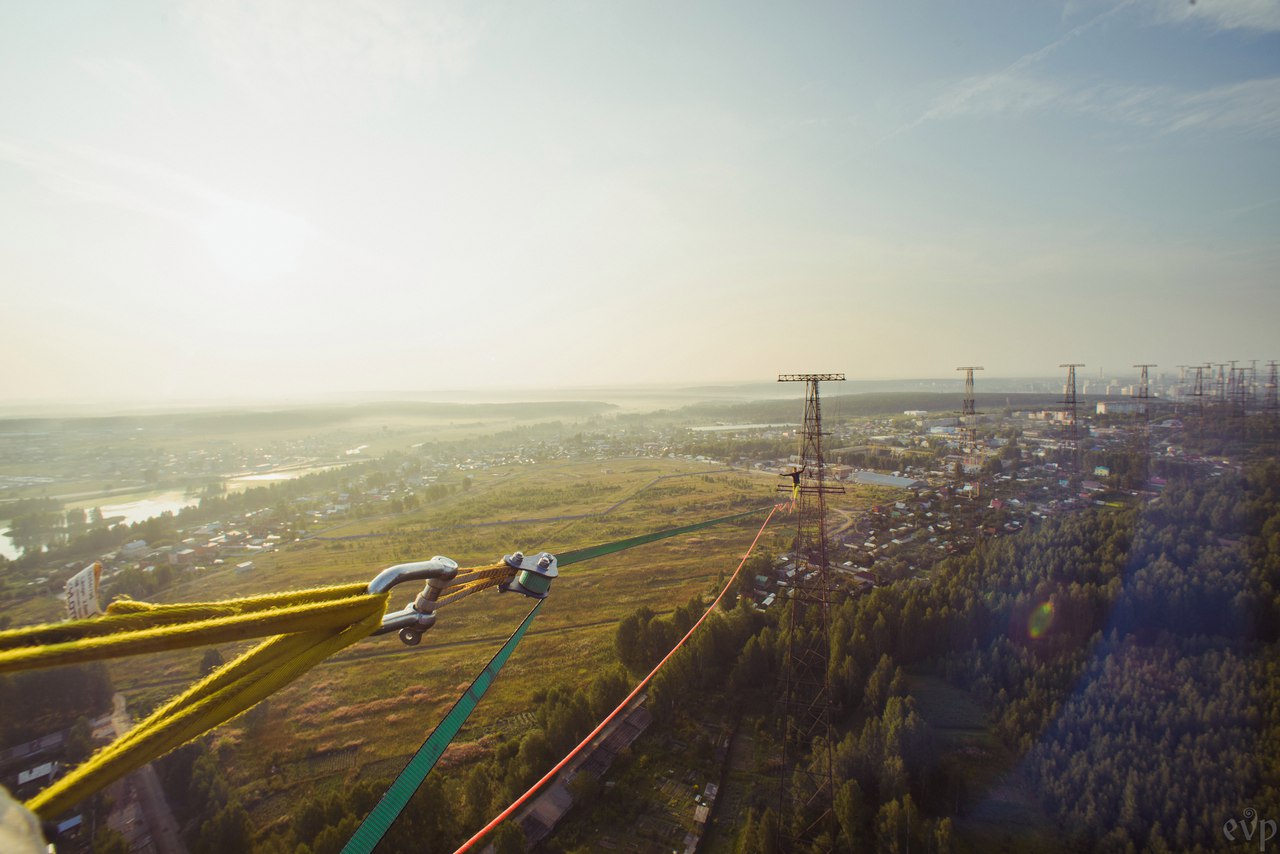 Длина 120 метров, высота – 100. Знаменитый уральский хайлайнер в очередной раз покорил Екатеринбург - Фото 2