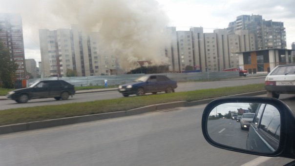 Крупный пожар в Екатеринбурге: рядом с заправкой на улице Халтурина горит деревянный дом. ФОТО - Фото 10