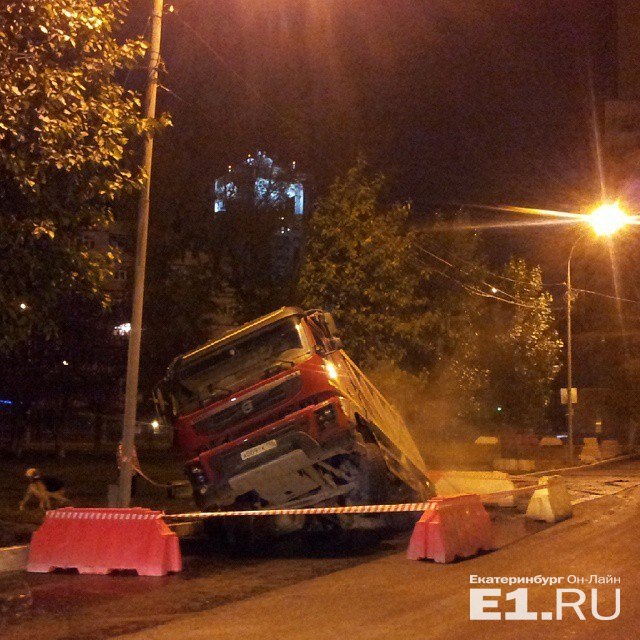 В самом центре Екатеринбурга грузовик «засосало» в свежий асфальт - Фото 2