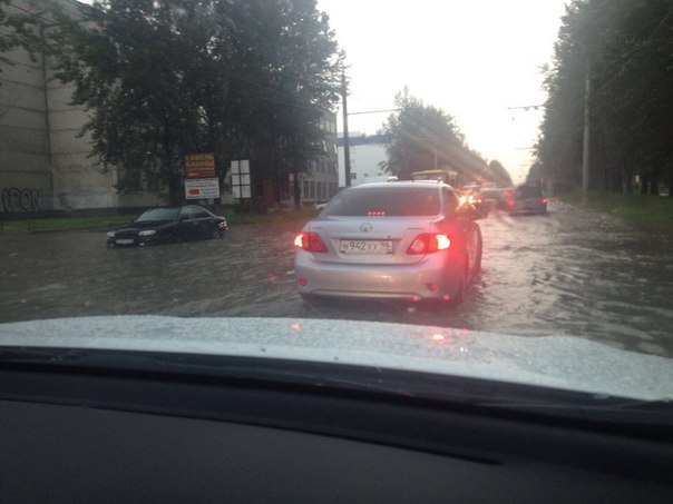 Потоп перезагрузка: улицы Екатеринбурга снова затопило дождевой водой - Фото 4