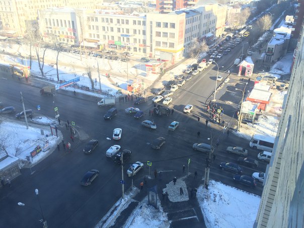 В центре Екатеринбурга «двенашка» завалила на бок Toyota  - Фото 2