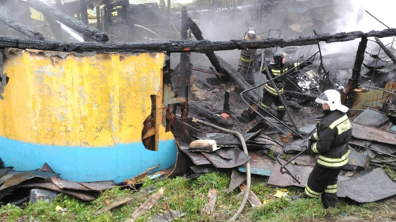 Все в огне: в центре Екатеринбурга горит лодочная станция. ФОТО - Фото 8