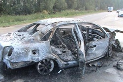 В Екатеринбурге «Шевроле» загорелся после столкновения с двумя машинами. Пострадали три человека - Фото 1