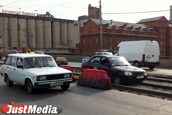 Молодой нарушитель парализовал движение на мосту по улице Челюскинцев. ФОТО - Фото 1