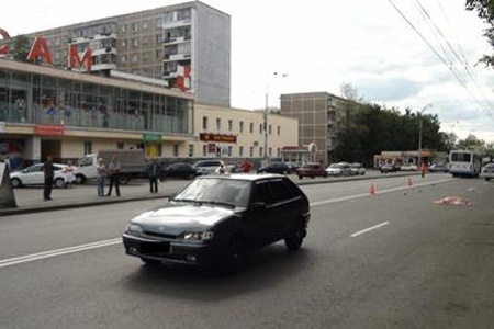 В Екатеринбурге в ДТП погибла пожилая женщина. Пенсионерка не успела перебежать дорогу - Фото 1