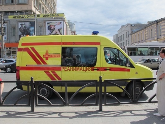 В центре Екатеринбурга водитель иномарки сбил молодую девушку - Фото 1