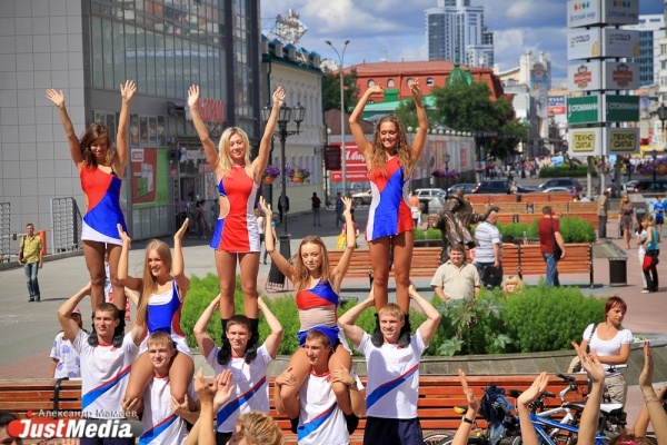 Свердловские болельщики и 35 самых красивых девушек города сделали Олимпийскую зарядку - Фото 1
