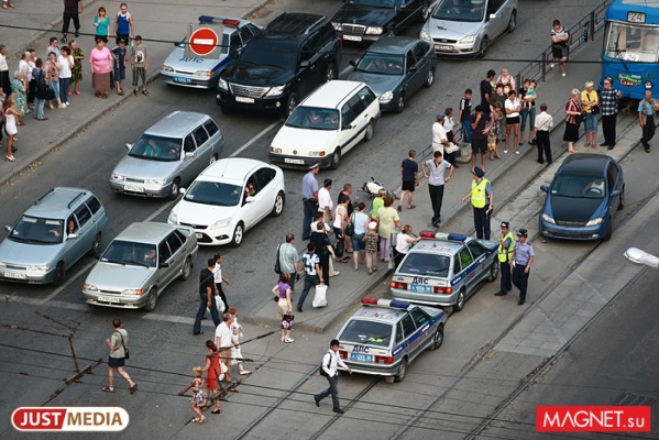 В центре Екатеринбурга из-за ДТП встали трамваи  - Фото 1