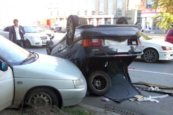 В Екатеринбурге столкнулось четыре машины. Виновник скрылся с места ДТП - Фото 1