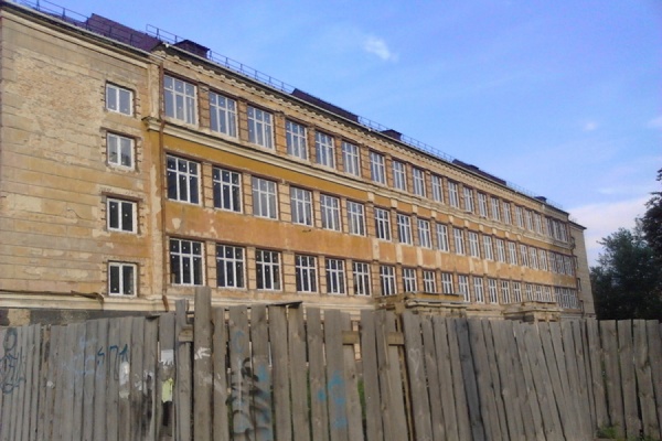 На Шевченко—Бажова восстанавливают здание бывшей школы, закрытое из-за строительства моста - Фото 1