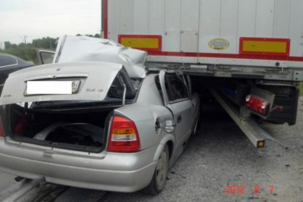 В Камышлове, въехав в грузовик, погиб водитель легковушки - Фото 1