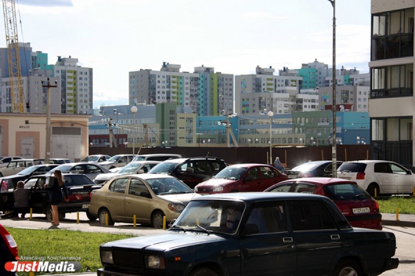 Самый тесный миллионник: новостройки в Екатеринбурге возводятся без учета парковок - Фото 1